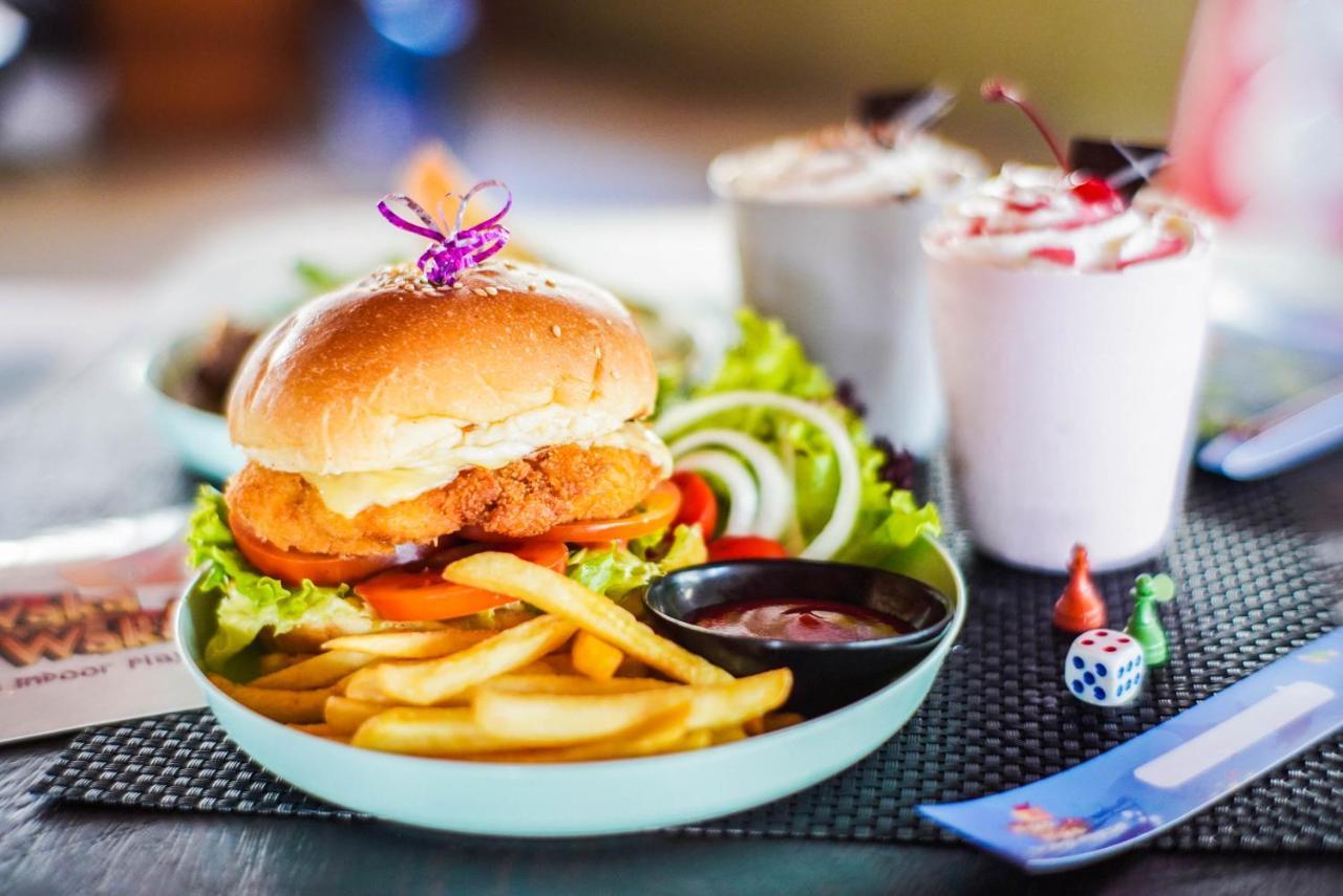 ホテル フラマ エクスクルーシブ オーシャン ビーチ スミニャック バリ レギャン エクステリア 写真 A burger with fries and a milkshake