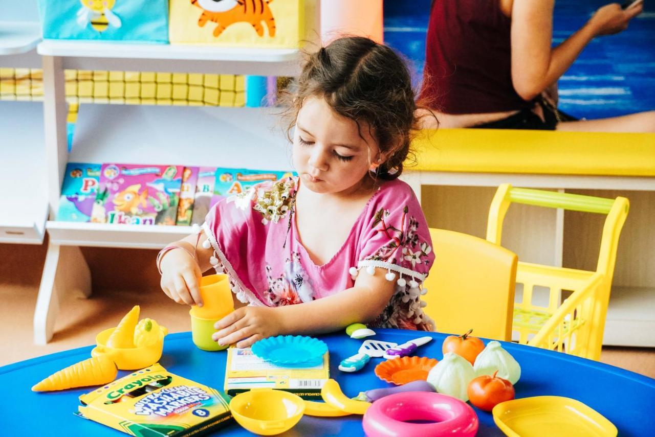 ホテル フラマ エクスクルーシブ オーシャン ビーチ スミニャック バリ レギャン エクステリア 写真 Child playing with toys