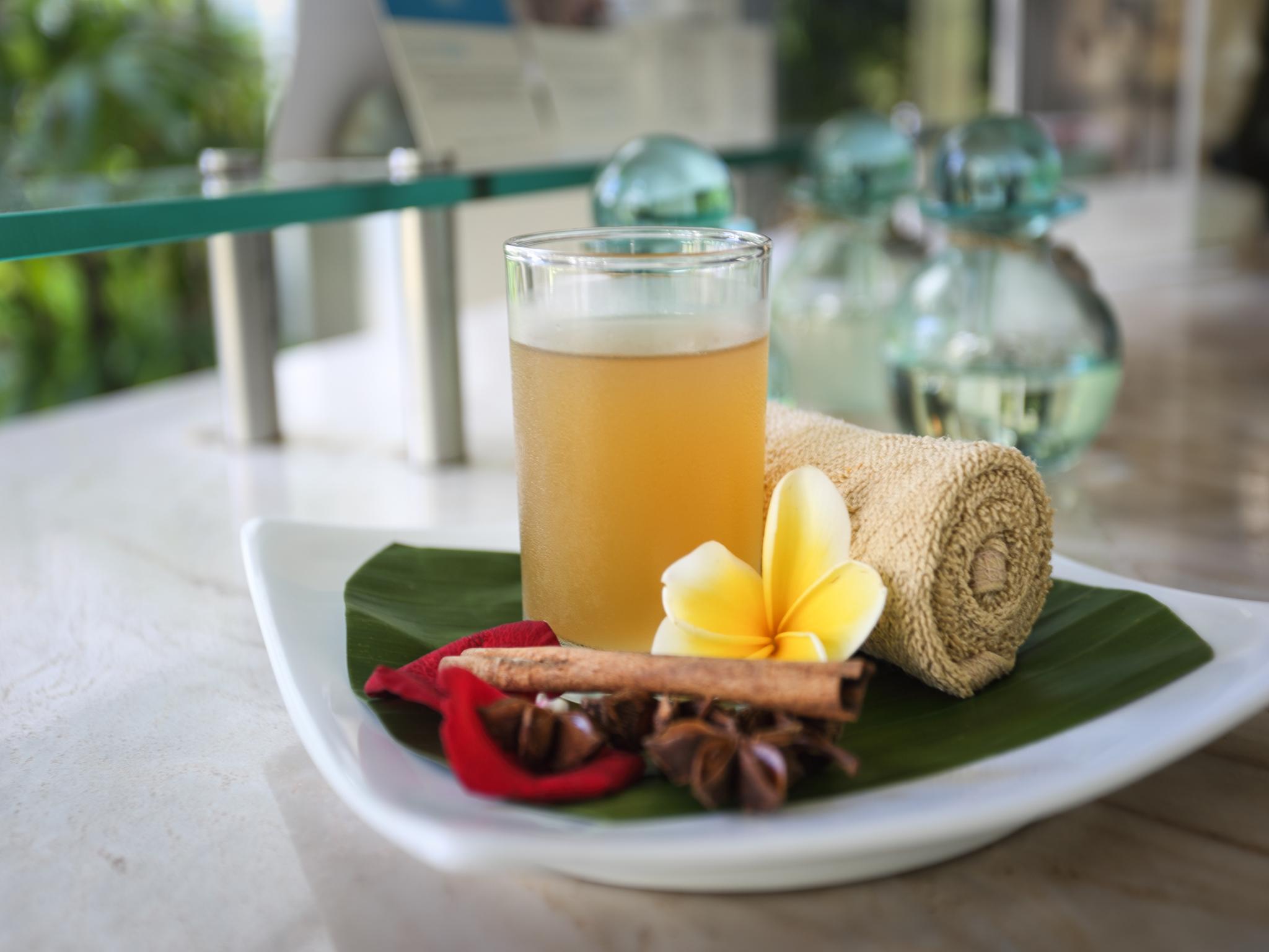 ホテル フラマ エクスクルーシブ オーシャン ビーチ スミニャック バリ レギャン エクステリア 写真 A glass of jamu