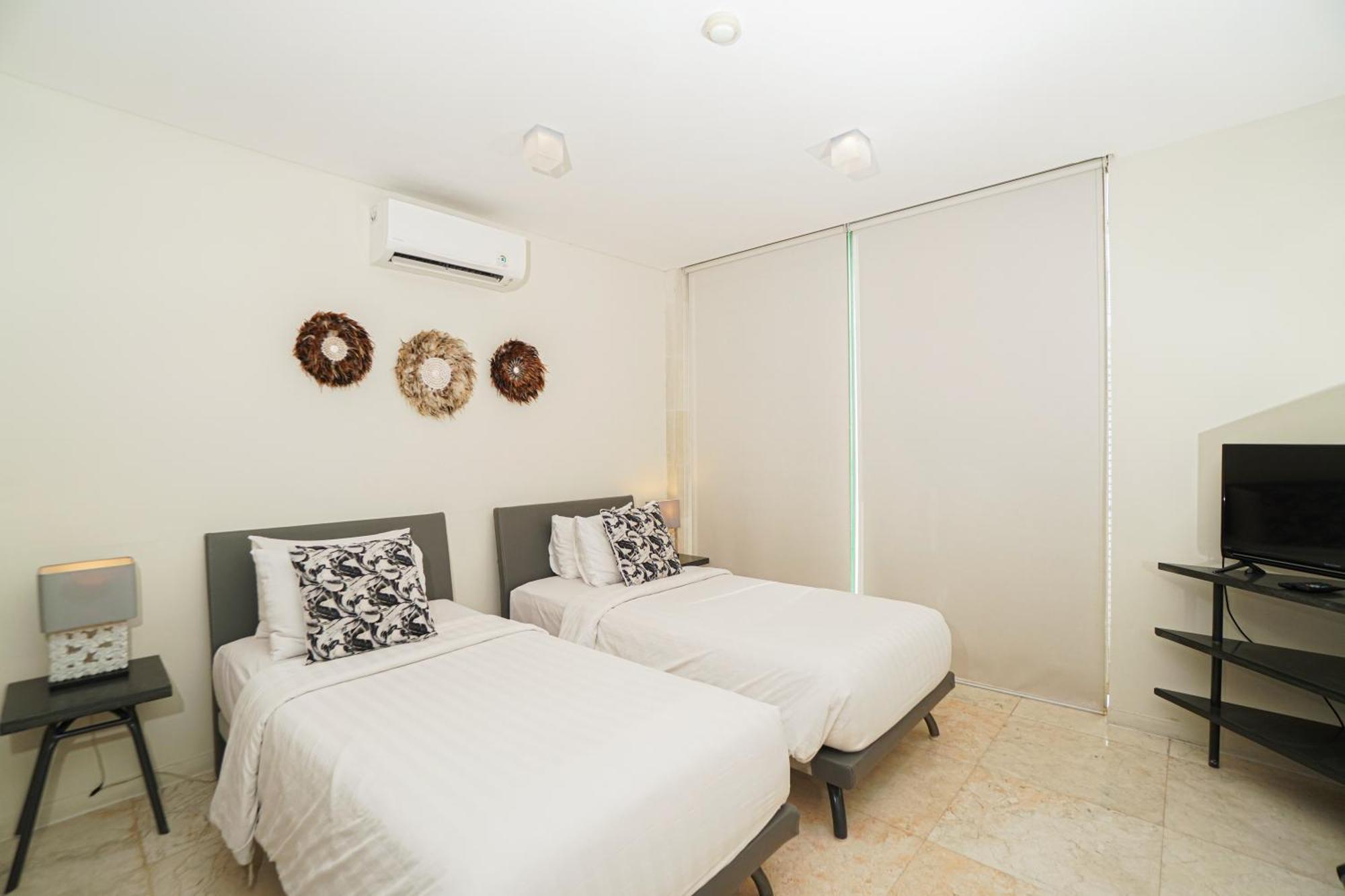 ホテル フラマ エクスクルーシブ オーシャン ビーチ スミニャック バリ レギャン エクステリア 写真 A bedroom with two single beds