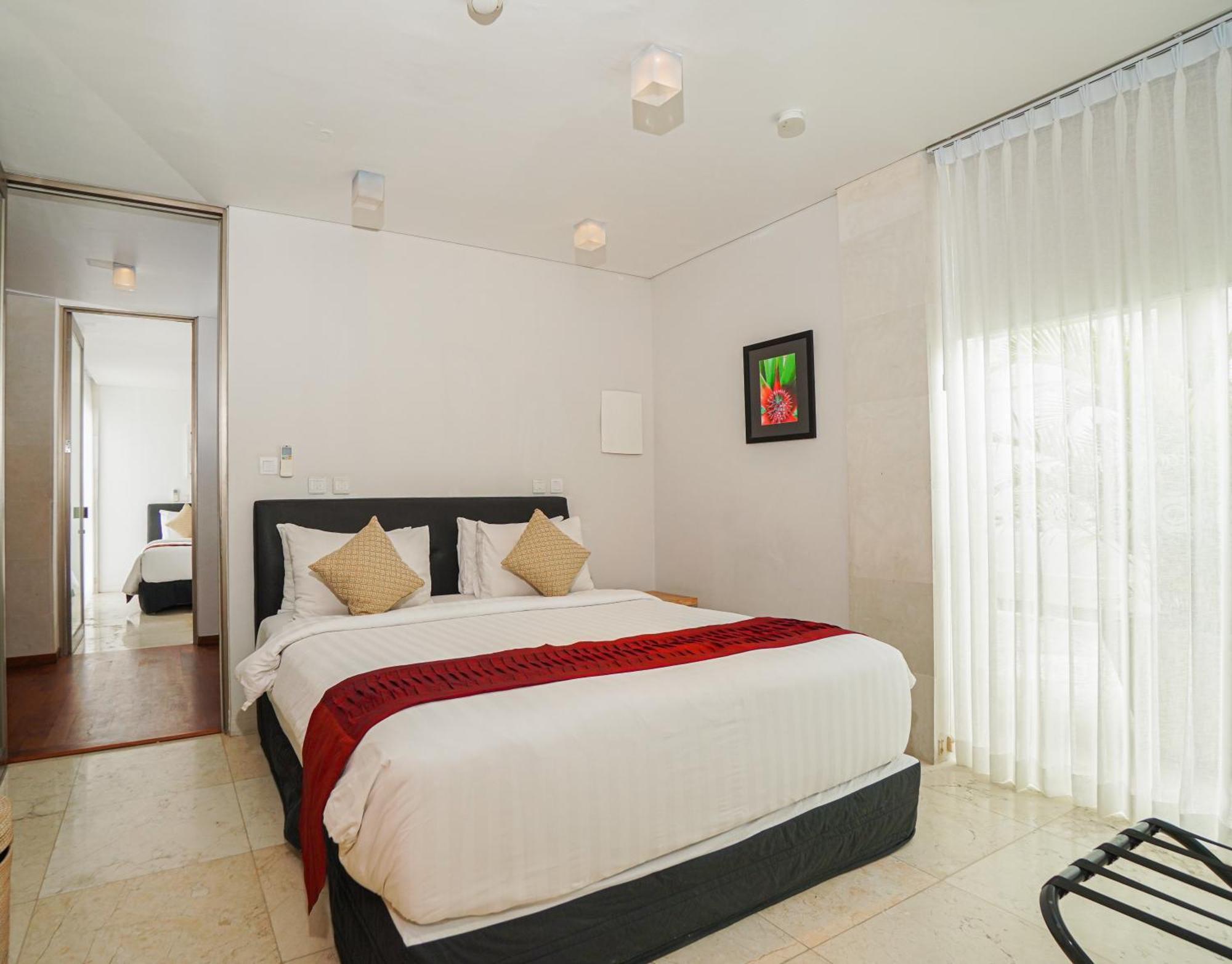 ホテル フラマ エクスクルーシブ オーシャン ビーチ スミニャック バリ レギャン 部屋 写真 A bedroom at the hotel
