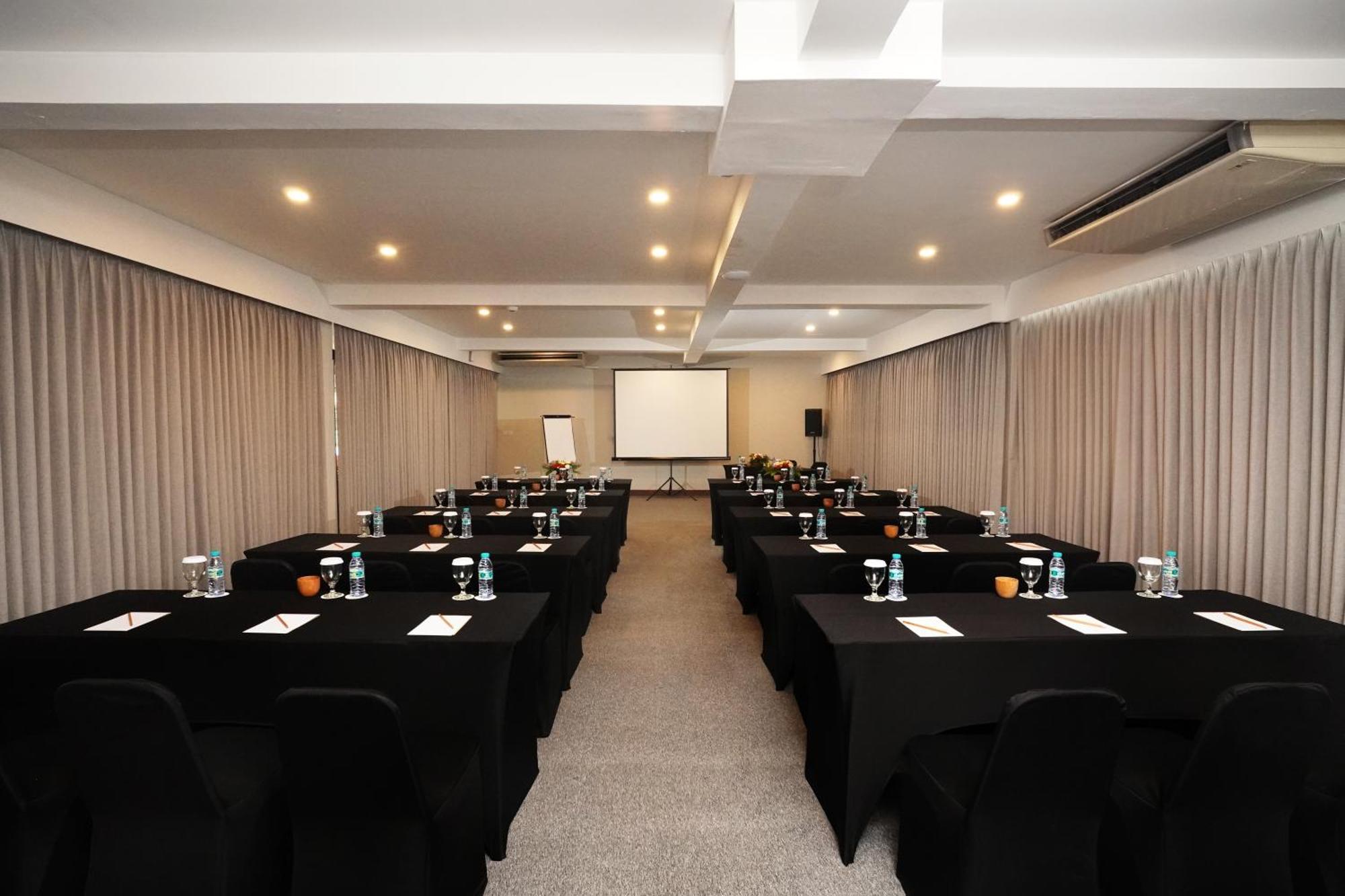 ホテル フラマ エクスクルーシブ オーシャン ビーチ スミニャック バリ レギャン エクステリア 写真 Meeting room