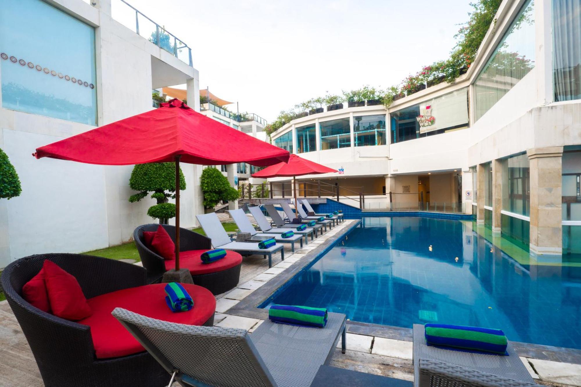 ホテル フラマ エクスクルーシブ オーシャン ビーチ スミニャック バリ レギャン エクステリア 写真 The swimming pool at the hotel
