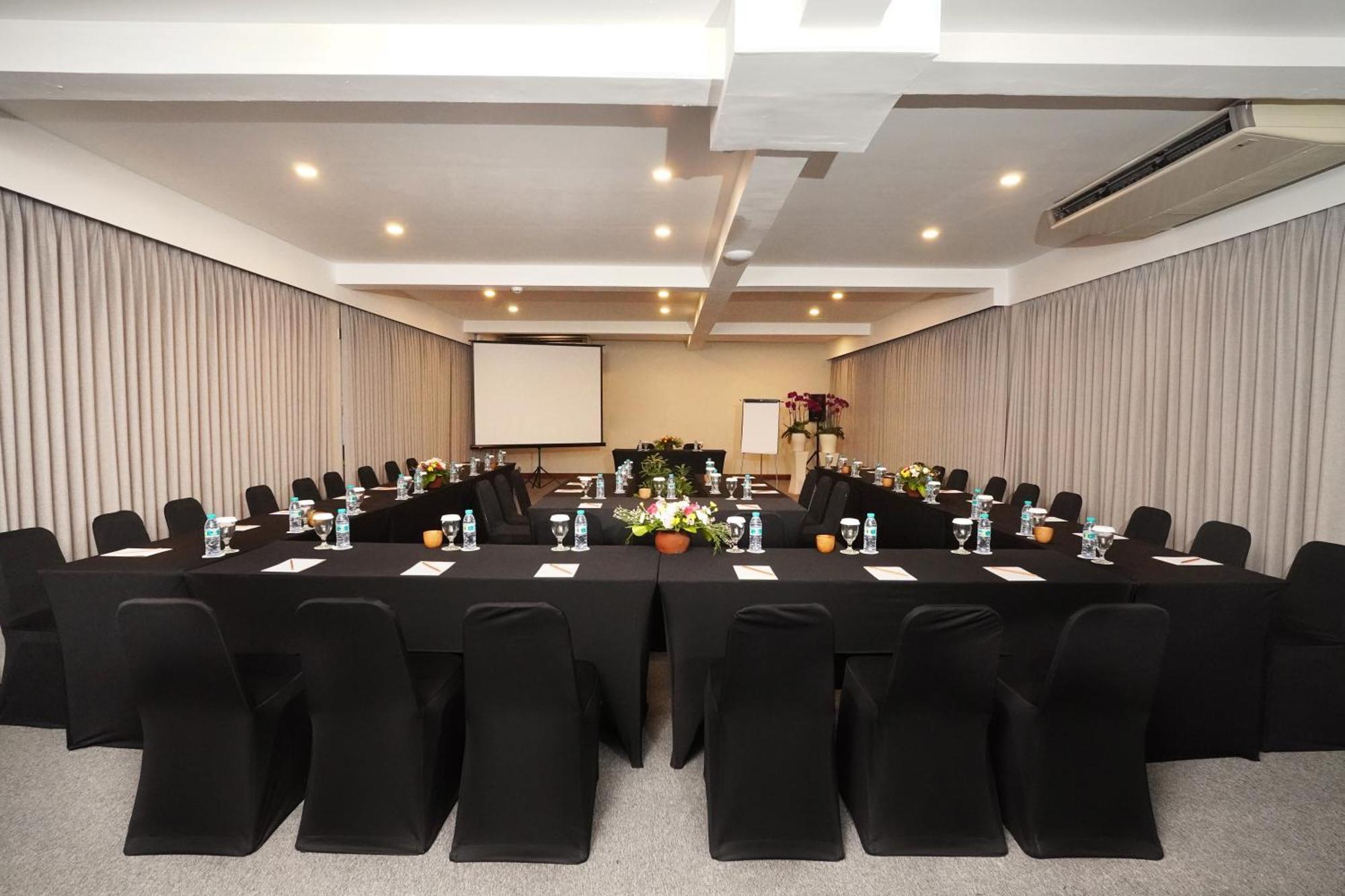 ホテル フラマ エクスクルーシブ オーシャン ビーチ スミニャック バリ レギャン エクステリア 写真 Meeting room