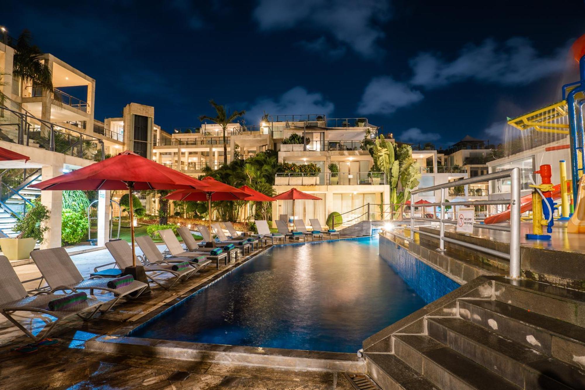 ホテル フラマ エクスクルーシブ オーシャン ビーチ スミニャック バリ レギャン エクステリア 写真 The swimming pool at the resort