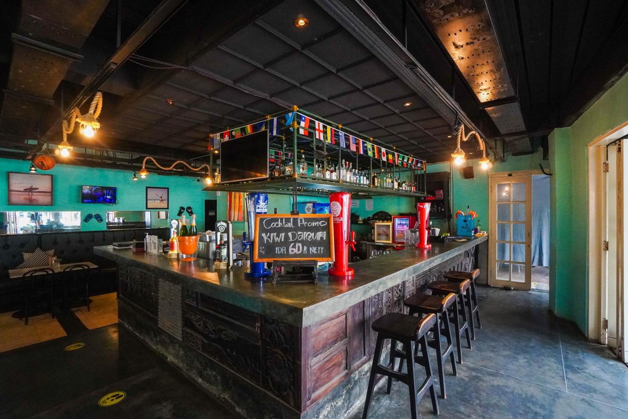 ホテル フラマ エクスクルーシブ オーシャン ビーチ スミニャック バリ レギャン エクステリア 写真 The bar at the 30000 ft. Lounge