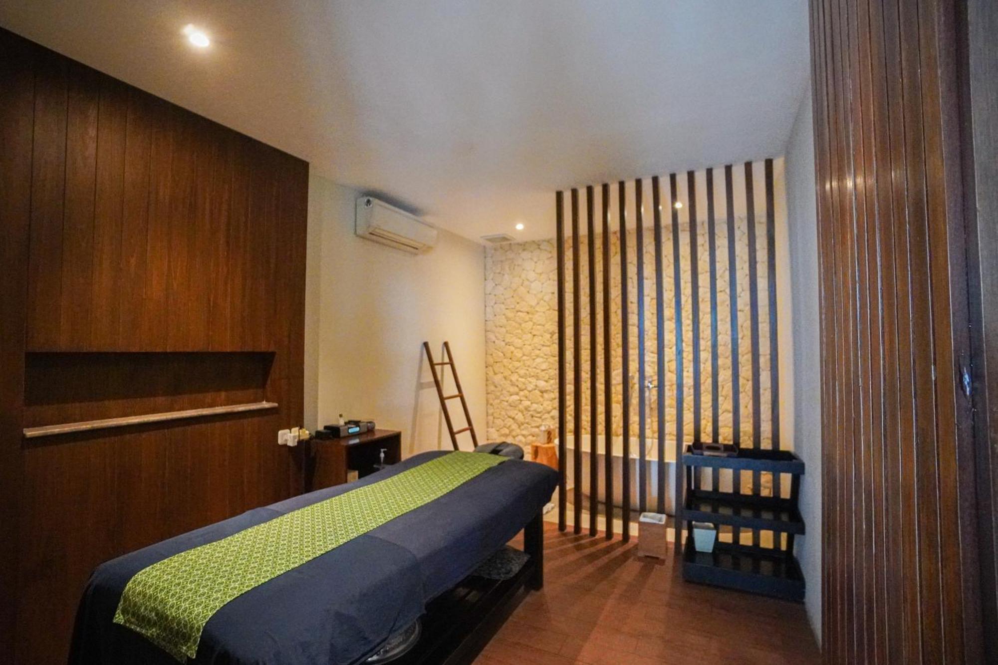 ホテル フラマ エクスクルーシブ オーシャン ビーチ スミニャック バリ レギャン エクステリア 写真 A massage room at a spa in Bangkok, Thailand