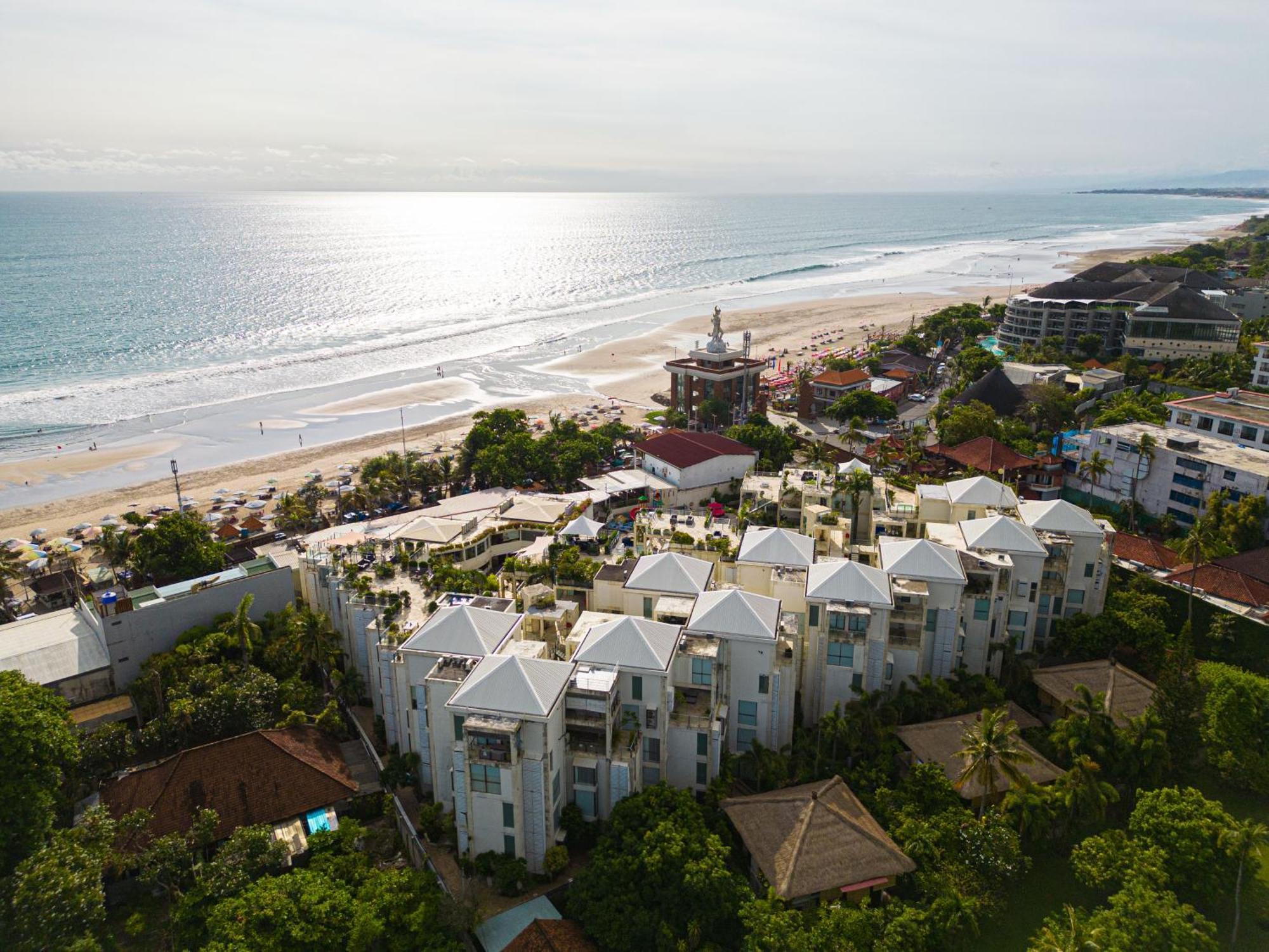 ホテル フラマ エクスクルーシブ オーシャン ビーチ スミニャック バリ レギャン エクステリア 写真 Aerial view of the beach at Port Elizabeth