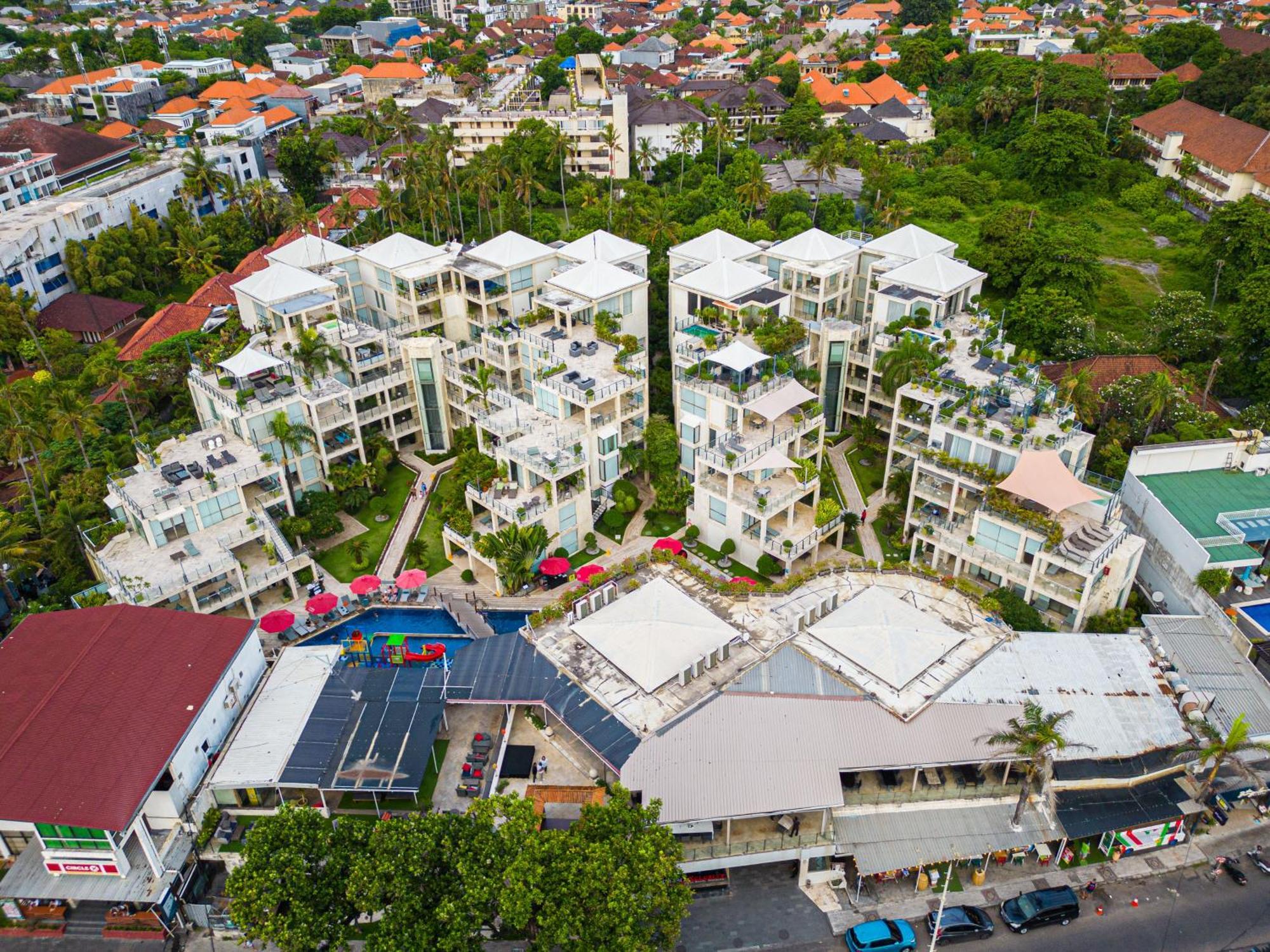 ホテル フラマ エクスクルーシブ オーシャン ビーチ スミニャック バリ レギャン エクステリア 写真 The complex from above