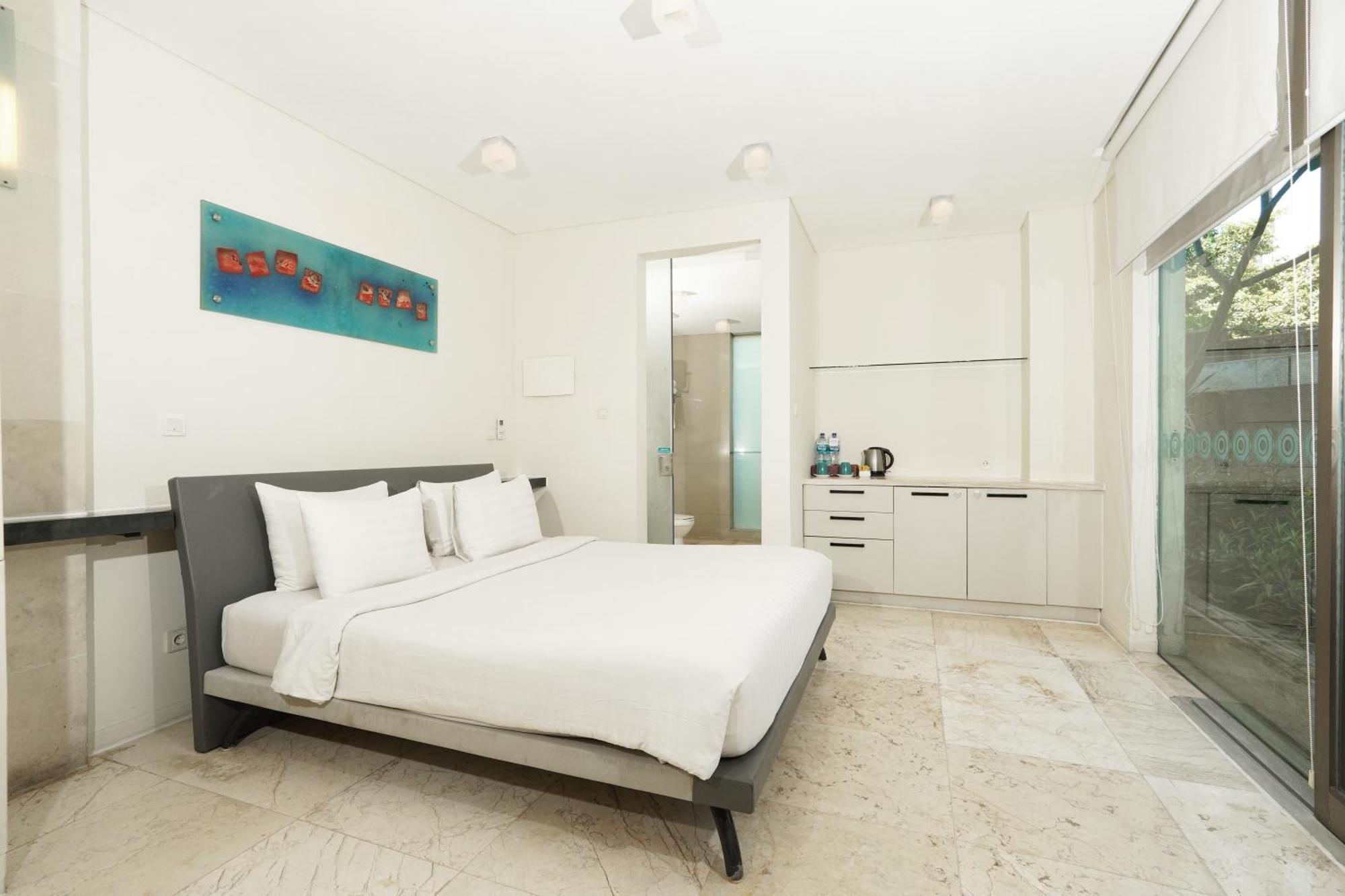 ホテル フラマ エクスクルーシブ オーシャン ビーチ スミニャック バリ レギャン 部屋 写真 A bedroom at the hotel