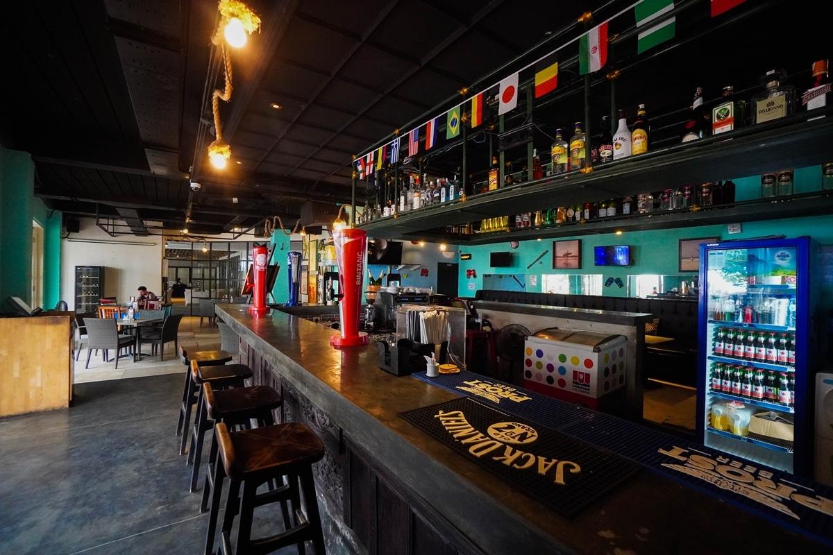 ホテル フラマ エクスクルーシブ オーシャン ビーチ スミニャック バリ レギャン エクステリア 写真 The bar at the International House