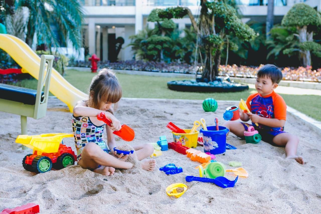 ホテル フラマ エクスクルーシブ オーシャン ビーチ スミニャック バリ レギャン エクステリア 写真 Children playing in a sandbox