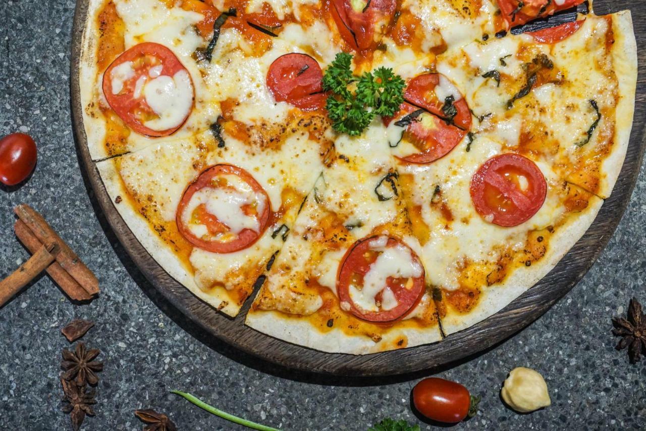ホテル フラマ エクスクルーシブ オーシャン ビーチ スミニャック バリ レギャン エクステリア 写真 Pizza