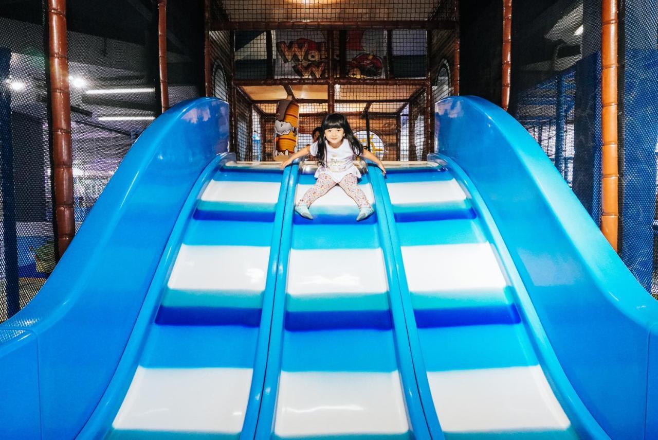 ホテル フラマ エクスクルーシブ オーシャン ビーチ スミニャック バリ レギャン エクステリア 写真 A child on a slide